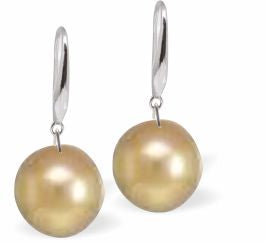 Austrian Crystal Classic Pearl Drop Earrings in Light Gold Pearls are 8mm in size Hypo allergenic, free from cadmium, lead and nickel Colour: Light Gold Rhodium Plated Earwires See matching Necklace CP105 Perfect for an evening out or sophisticated, elegant day wear. Delivered in a soft, black, velveteen pouch